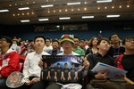 鍾培生（左）跟柯文哲一起觀看《英雄聯盟》世界賽八強｜Photo Credit：信報財經月刊