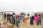 土耳其建造的難民營是全世界最好的難民營，但因為排斥庫德族，所以庫德族難民營環境最差，只用乾草和帳篷搭建，而庫德族難民一直生孩子，導致難民營人滿為患。