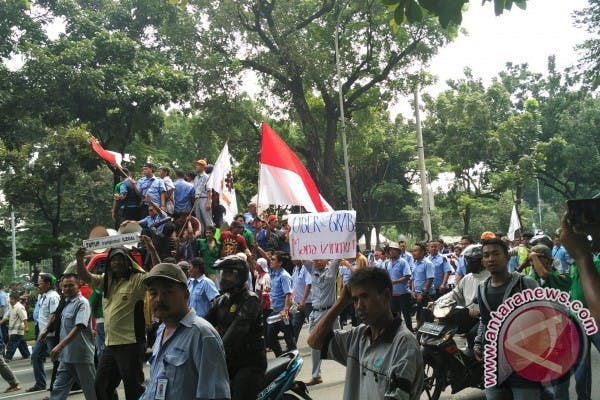 抗議Uber不法載客 印尼數千名司機街頭抗議