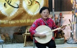 民謠藝師張碧英演唱滿州小調，述說滿州人過往生活。攝影：李育琴