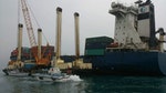 「德翔台北」貨輪擱淺，大型平台船已於事故船旁完成定位，加速進行燃油抽油作業。圖片來源：環保署
