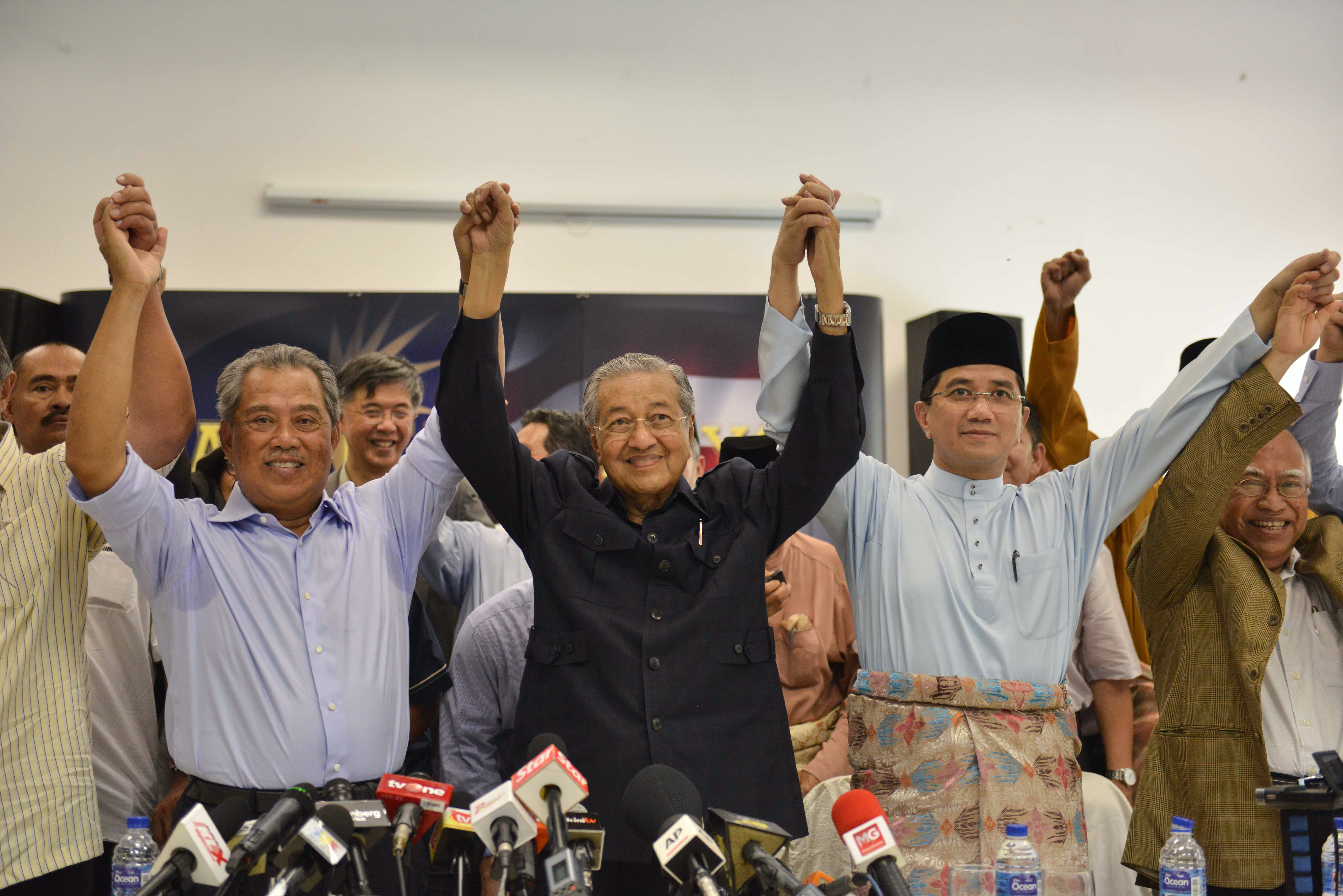 前大馬首相發起「拯救馬來西亞運動」呼籲首相納吉下台