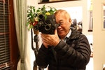 林贊庭親自示範當年拍出《薛平貴與王寶釧》同款的35mm Eyemo攝影機。Photo Credit：國家電影中心/邱繼諺攝