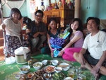 2014年阮安妮（右二）回到清化省故鄉探望父親（右一）及母親（中）。（賴麗君提供）