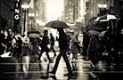 下雨＿雨景＿撐傘＿Shoppers brave the dreary weather on a rainy day