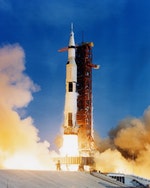 人類首度登陸月球成功的阿波羅11號（Apollo 11）發射，由農神5號（Saturn V）火箭搭載｜Photo Credit: NASA Public Domain