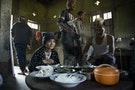 鏡頭下的緬甸反毒團體：他們憤怒政府對氾濫毒品的消極，便選擇以暴力手段囚禁吸毒者