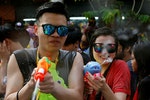 Revellers react during a water fight at Songkran Festival celebrations in Bangkok April 13, 2016. REUTERS/Jorge Silva - RTX29RQQ