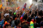Revellers react during a water fight at Songkran Festival celebrations in Bangkok April 13, 2016. REUTERS/Jorge Silva - RTX29RQW