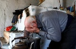 90歲的Ivan Shamyanok在災後堅持留在他的出生地。他有一頭狗和幾隻豬。每天都去村內的井打水。他說，長壽秘訣是即使附近發生核災難都不離開家園。photo credit: REUTERS/Vasily Fedosenko/達志影像 