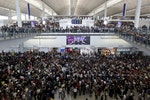 擠滿機場大廳的抗議人士。Photo Credit:Reuters/達志影像