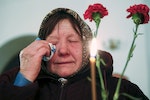 30年過去, 傷痕還沒有癒合。婆婆在教堂的悼念儀式哭了。photo credit: REUTERS/Valentyn Ogirenko/達志影像