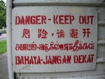 Quadrilingual_danger_sign_-_Singapore_(gabbe)