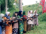 1999年11月，接受自動武器訓練的亞齊婦女。自由亞齊運動當時正積極招募平民入伍，以為獨立公投被中央拒絕後可能爆發的戰事作準備。