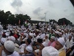 上千名穆斯林走上雅加達街頭，要求警方就省長失言一事深入調查