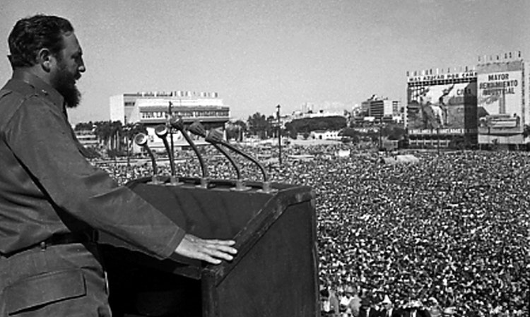 霍布斯邦《革命萬歲》：政治觀點不清的卡斯楚，為古巴人帶來集體的革命蜜月
