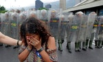 委內瑞拉政經崩潰：人民買不到食糧、總統囚禁食品商老闆、展開大批鎮壓