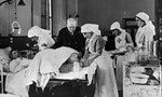 World_War_I_doctor_and_nurse_treating_a_wounded_soldier_Wellcome_L0009336