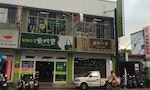 親眼目睹「垃圾瀑布」的震撼，讓他決定在台南開一間「綠生活」環保概念店
