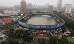 中國南方持續暴雨──水庫爆破洩洪、體育場淹成大浴缸