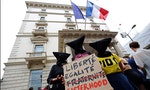法國總理：應禁女士穿布堅尼、國家陷入「文化之戰」　部分城鎮不服法院推翻禁令