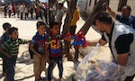 除食物及救濟品，他更為敘利亞兒童帶來「毛茸茸的快樂」