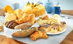 碳水化合物 Bread and dessert arrangement on table — Photo by Utiwamoj