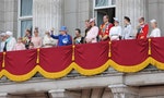 1200px-The_British_royal_family_on_the_b