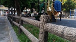 社區公園常見的仿木欄杆與兒童遊具