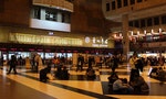 黑白空間默契：為何人們都選擇坐在台北車站大廳的黑色格子裡？