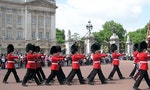 1200px-Buck_palace_soldiers_arp