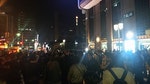 勞基法抗議民眾深夜聚集台北車站東三門前