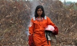 她五歲就體會霧霾對生活的影響，長大後成印尼志工滅火隊成員