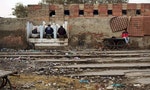 在孟買貧民窟，如廁不但要錢，更可能賠上性命