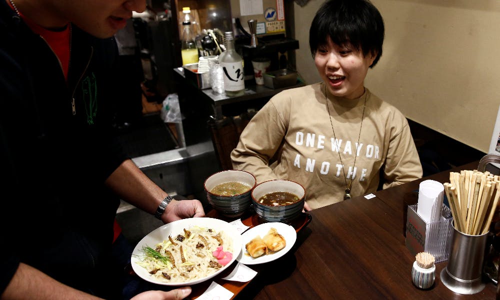 【圖輯】日本「吃蟲少年」推出「麵包蟲沾麵」 4小時賣光100碗