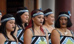 「文化盲」還是女性身體解放？紐西蘭模特兒聖山上拍裸照激怒當地原住民 