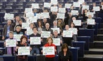 歐洲環保主義者抗議基因轉殖大會舉牌抗議演說會場