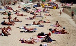 受夠擁擠的海灘和上漲的物價，這個地中海小島要求觀光局「關門大吉」
