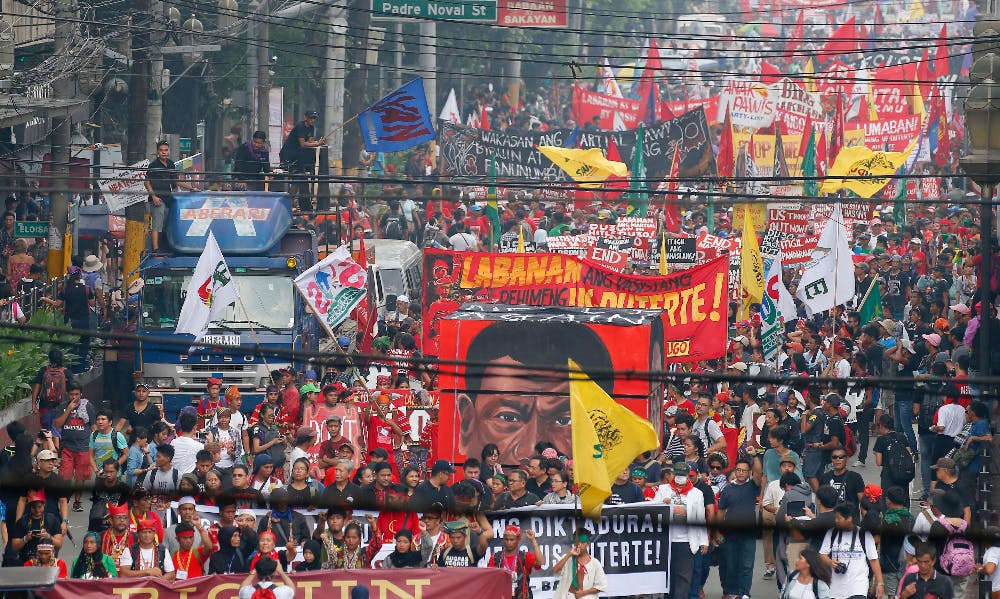 菲國「全國示威日」黑、紅衫軍分庭抗禮，千人上街反政府掃毒殺戮