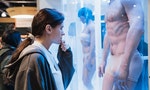 【INSIDE】人體可以交換？Netflix新劇《碳變》以生技公司名義在CES展出冷凍人