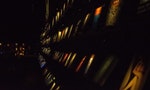 深不見底的黑暗之中，只有書本熠熠生光：無關實驗書店