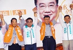 台北市長柯文哲（右2）、親民黨主席宋楚瑜（左）7日出席親民黨台北市議員林國成（左2）競選總部成立大會，為林國成加油打氣