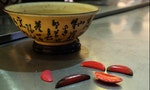 Bowl_and_jiaobei,_Yueh_Hai_Ching_Temple