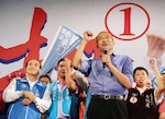 國民黨高雄市長候選人韓國瑜（前右）8日在旗山區舉行大型造勢晚會，現場聚集大批支持者熱情相挺，他也允諾當選後將全力拚經濟，讓高雄萬商雲集。
