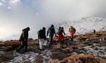 逾150人搜救隊攀4400米雪山搜索伊朗墜機殘骸