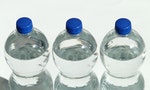 非營利組織報告：9國259瓶瓶裝水測試，9成驗出塑膠微粒