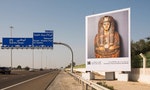 不只看畫，還「逼你」在車上聽導覽：全球第一間「高速公路畫廊」在阿布達比