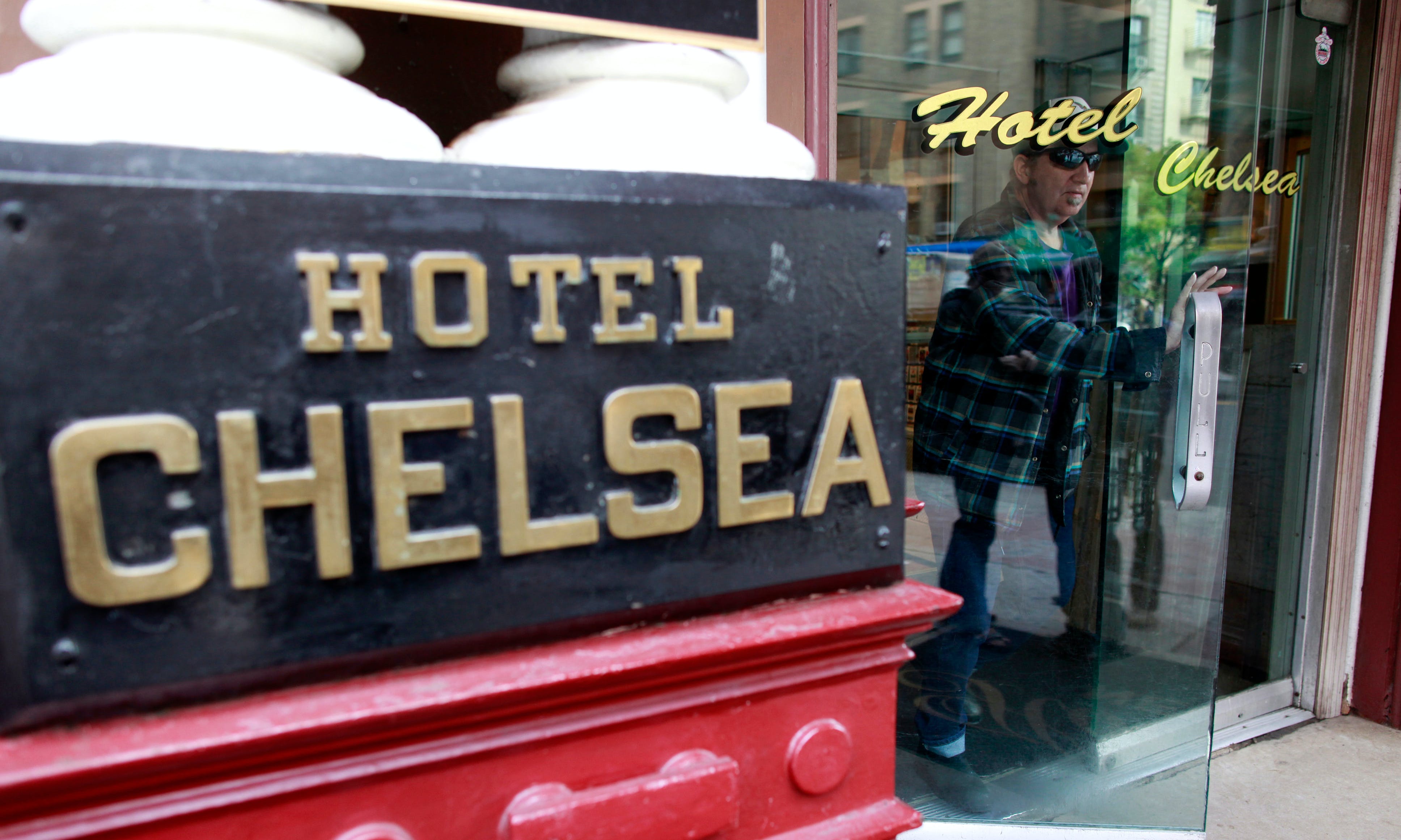 紐約傳奇酒店裝修，前租客撿了52道「名人開過的門」拍賣