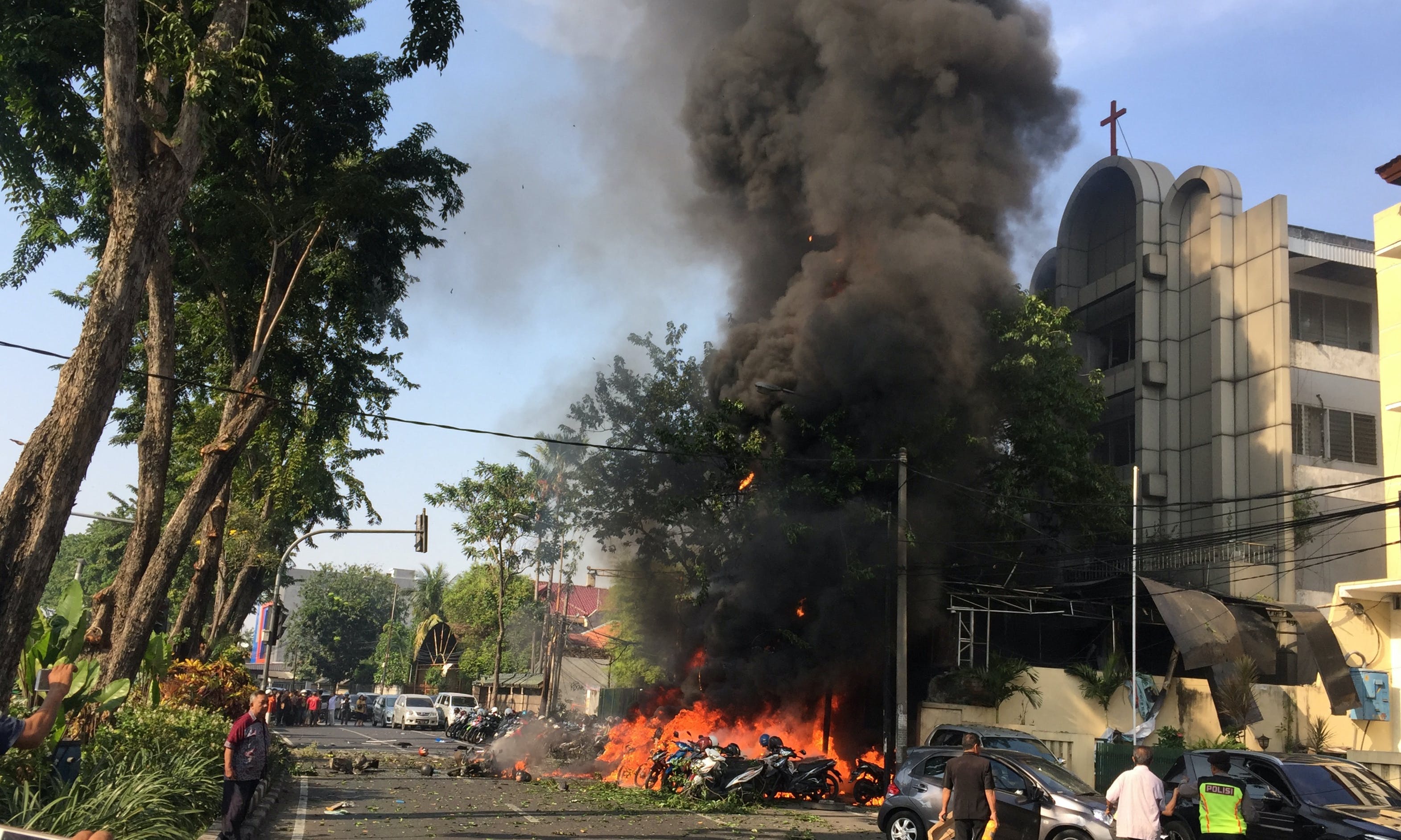 印尼兩天內3起爆炸：一對父母帶孩子炸掉3間教堂後，警察總部又遭自殺炸彈攻擊