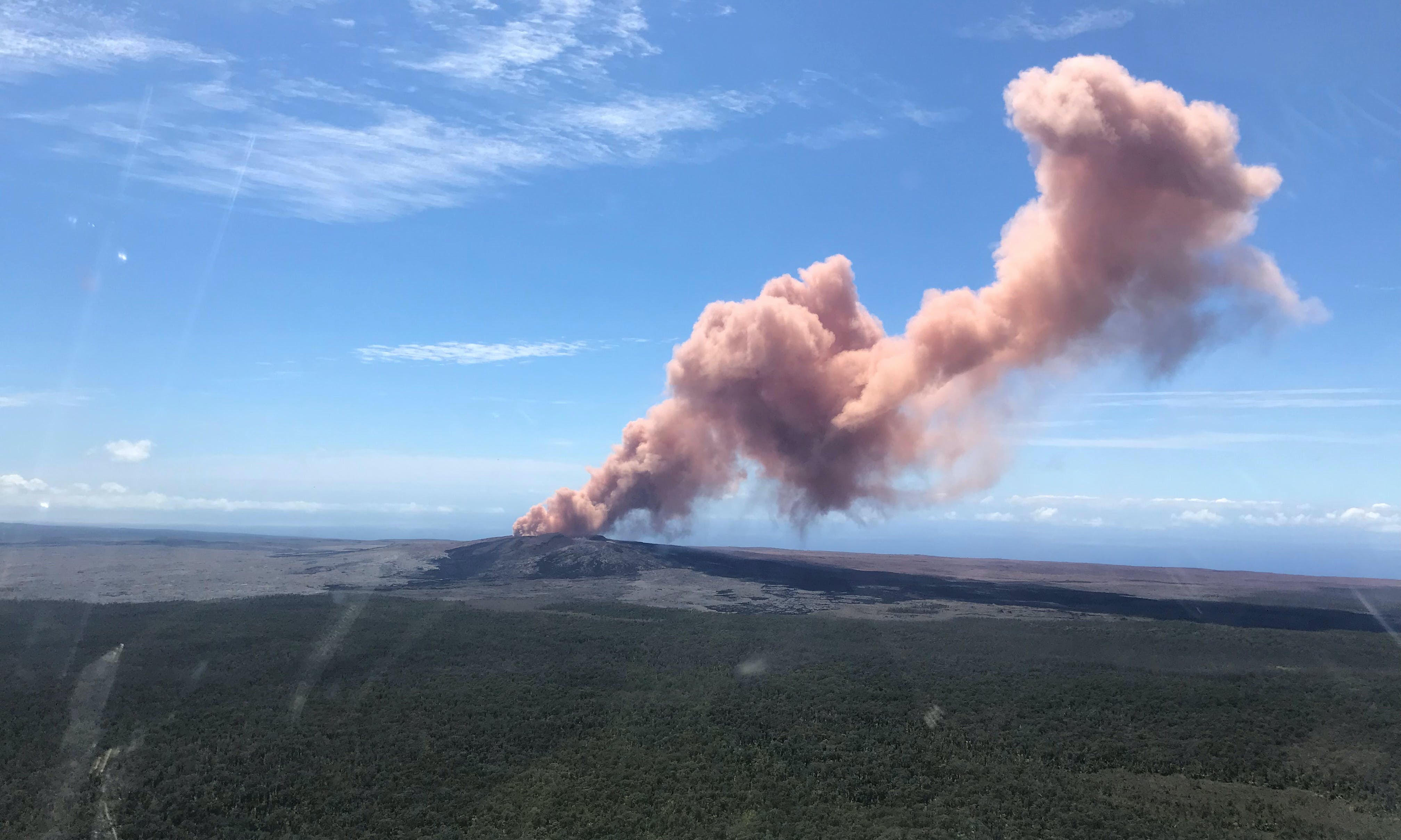 【圖輯】不只「粉紅火山灰」，夏威夷規模6.9強震後，岩漿從柏油路面衝出